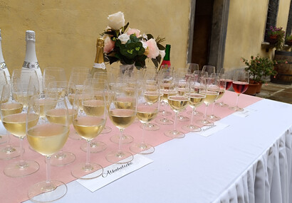 Přípitek na malém nádvoří